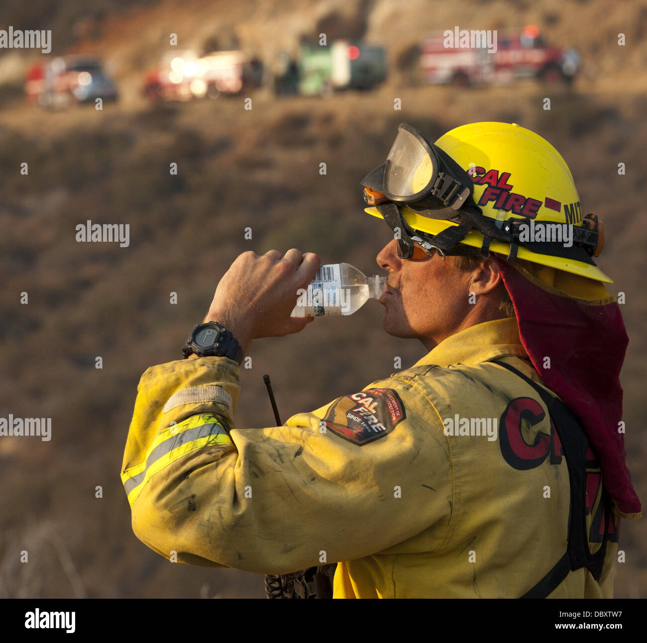 El Cariso, Californie, USA. 5 Août, 2013. Un Cal Fire pompier prend un verre d'eau dans quelques instants de temps libre pendant la lutte contre l'incendie dans la forêt nationale de Cleveland lundi après-midi.db.jpg---8/5/13 -- PHOTO DE DAVID BRO/Zuma Press--- les équipes de pompiers ont répondu à un incendie de forêt et de broussailles dans la forêt nationale de Cleveland dans le Comté de Riverside tôt le lundi matin. Crédit : David Bro/ZUMAPRESS.com/Alamy Live News Banque D'Images