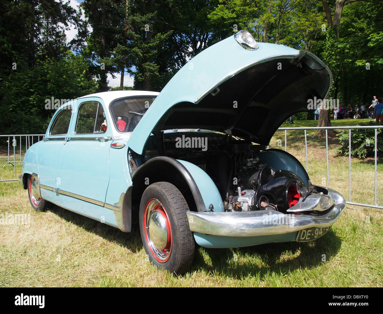 La Panhard Dyna Z12 est une automobile française classique, connue pour son design compact et son ingénierie avancée pour son époque. Lorsque le capot est ouvert, son moteur innovant refroidi par air et ses caractéristiques uniques sont visibles. Produite dans les années 1950, la Z12 représente une part importante de l’histoire automobile française. Banque D'Images