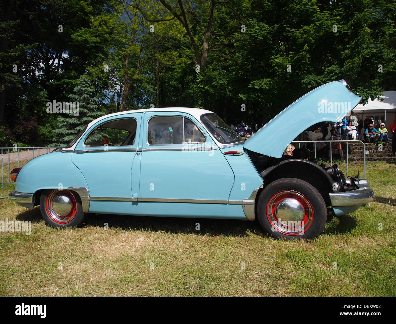 La Panhard Dyna Z12 est une automobile française au design distinctif. Avec sa carrosserie profilée et son ingénierie innovante, elle reste un exemple notable des voitures européennes des années 1950. Cette image montre le véhicule avec son capot ouvert, révélant le moteur. Banque D'Images