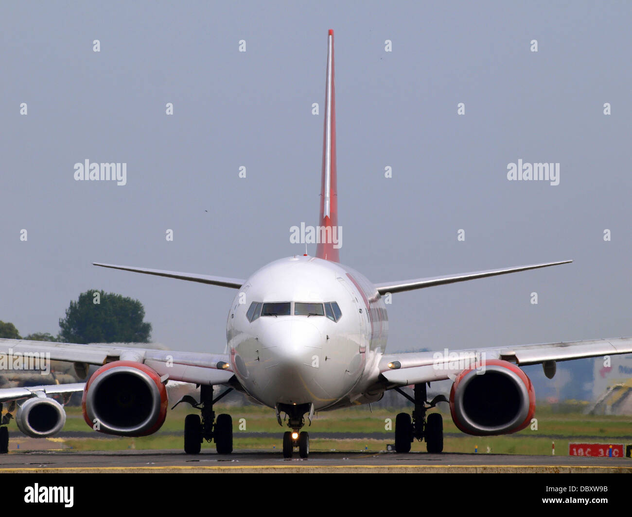 PH-CDF est un Boeing 737-804(WL) exploité par Corendon Dutch Airlines. L'avion est montré en train de rouler à un aéroport, en préparation pour le décollage. Il est utilisé pour les vols court et moyen-courriers, principalement en Europe. Banque D'Images