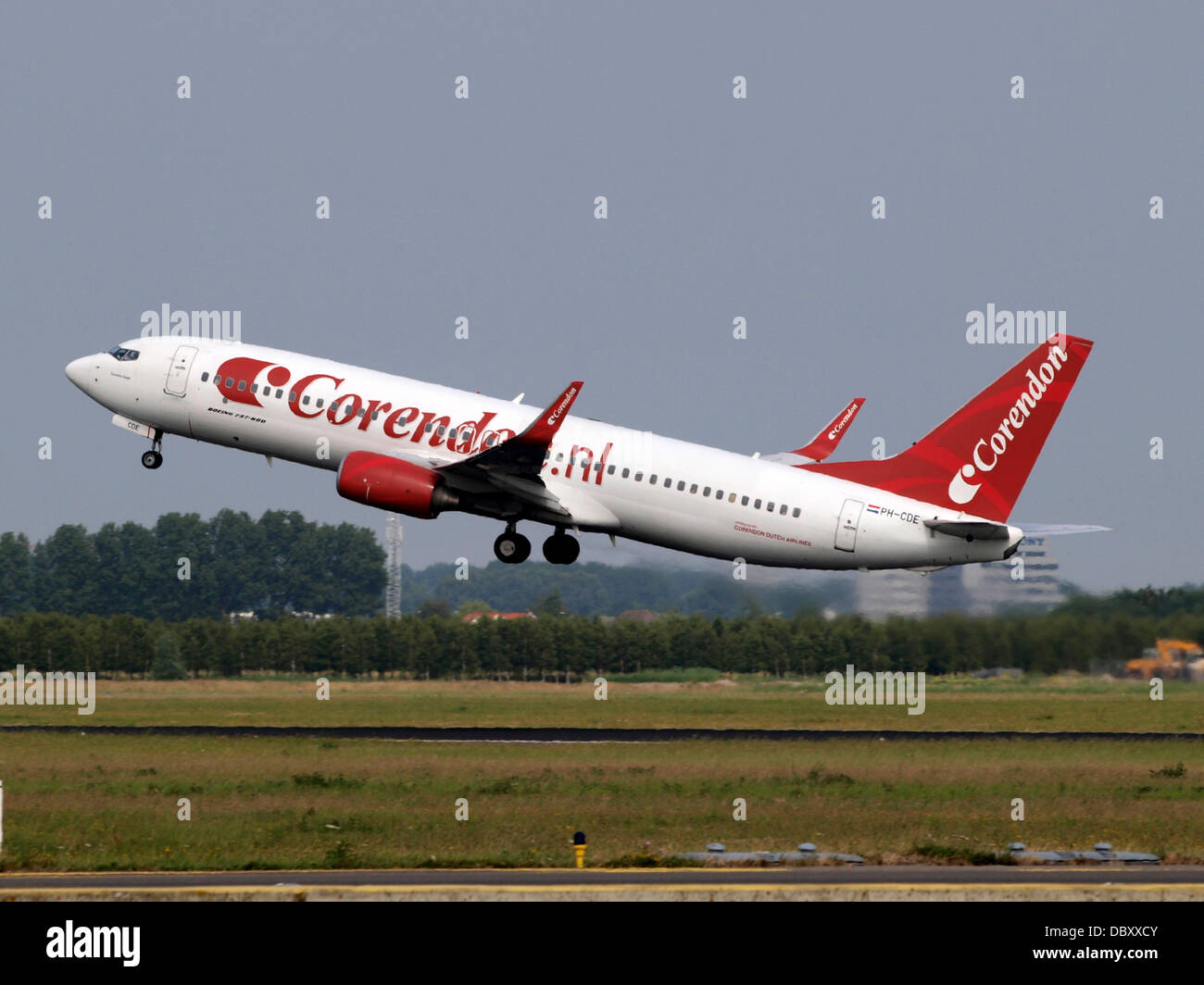 PH-CDE est un Boeing 737-8KN(WL) exploité par Corendon Dutch Airlines. Cet avion fait partie de la flotte de la compagnie aérienne pour les vols court et moyen-courriers, offrant des voyages aériens efficaces vers diverses destinations à travers l’Europe. Banque D'Images