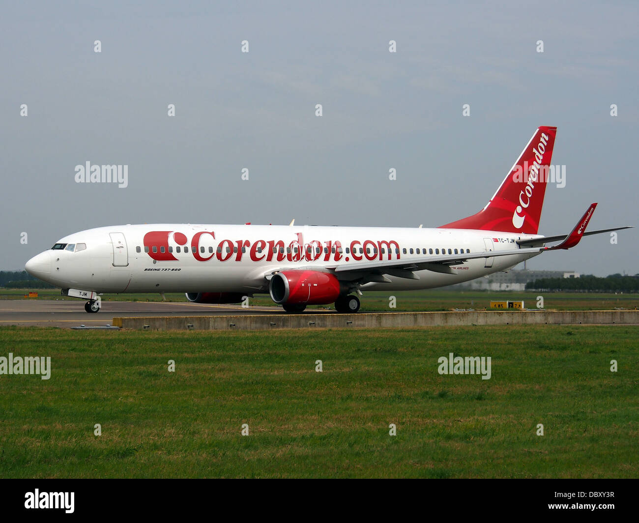 Le TC-TJM est un Boeing 737-8Q8(WL) exploité par Corendon Airlines. Cet avion est utilisé pour des liaisons court et moyen courriers, offrant des voyages aériens efficaces à travers l'Europe et d'autres destinations. Banque D'Images