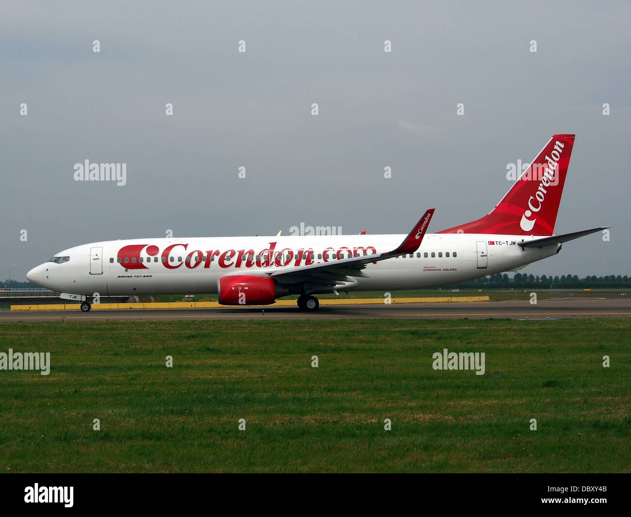 TC-TJM, un Boeing 737-8Q8(WL) de Corendon Airlines, est vu en train de rouler le 13 juillet 2013. L'avion, immatriculé TC-TJM, fait partie de la flotte de Corendon Airlines et exploite des vols commerciaux principalement en Europe et à l'étranger. La conception efficace et les performances de l'avion sont typiques de la série 737 de Boeing. Banque D'Images
