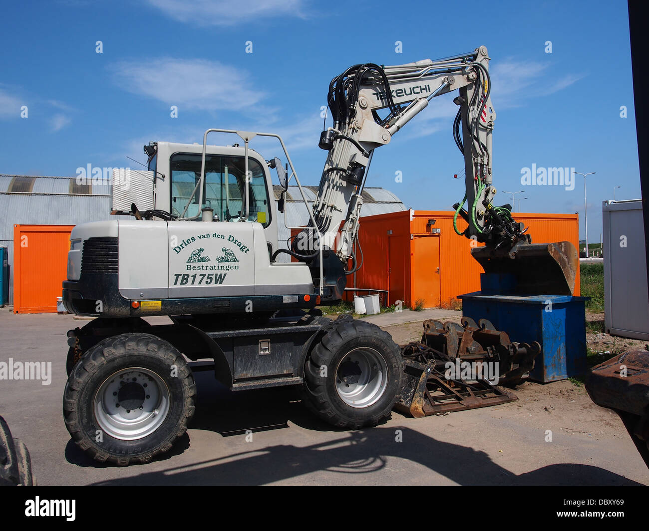 La Tekeuchi TB175W est une mini-pelle à chenilles compacte et polyvalente conçue pour les projets de construction et d'aménagement paysager. Reconnu pour sa puissance et sa maniabilité, il est idéal pour travailler dans les espaces restreints et les terrains difficiles. Banque D'Images