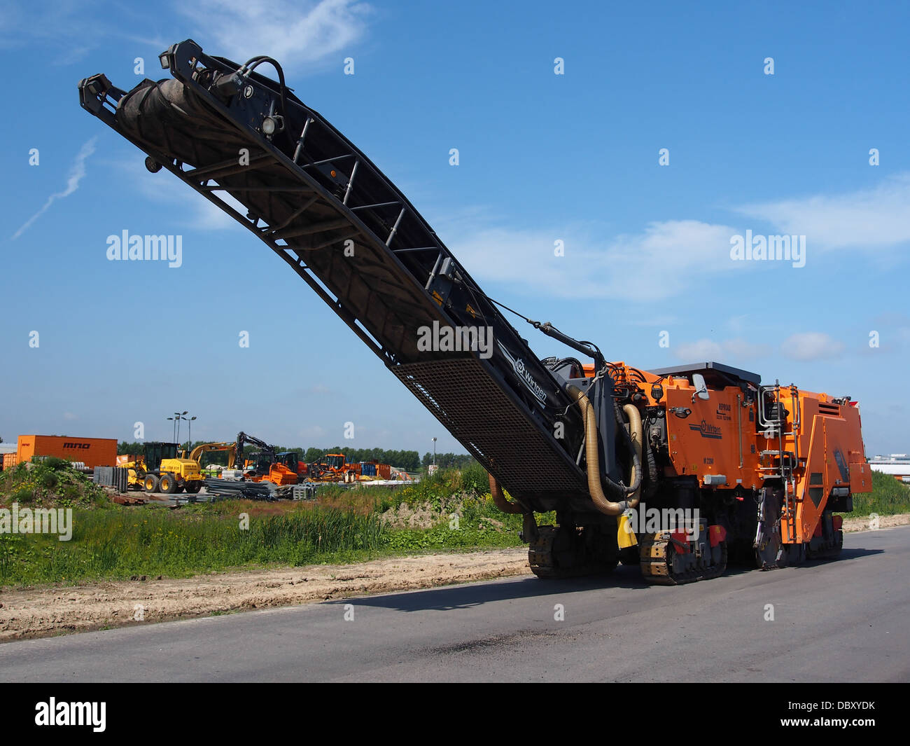 La Wirtgen W2200 est une fraiseuse à grande échelle utilisée dans la construction routière. Reconnu pour sa capacité à travailler sur des surfaces asphaltées et en béton, il est conçu pour les tâches de fraisage à haute performance, offrant précision et efficacité dans la préparation de surface pour de nouveaux pavages ou resurfaçage. Banque D'Images