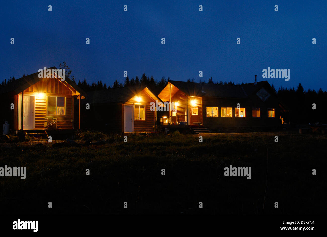 Vue nocturne de Fisherman's cabins at Icy Bay Lodge, Alaska. Banque D'Images