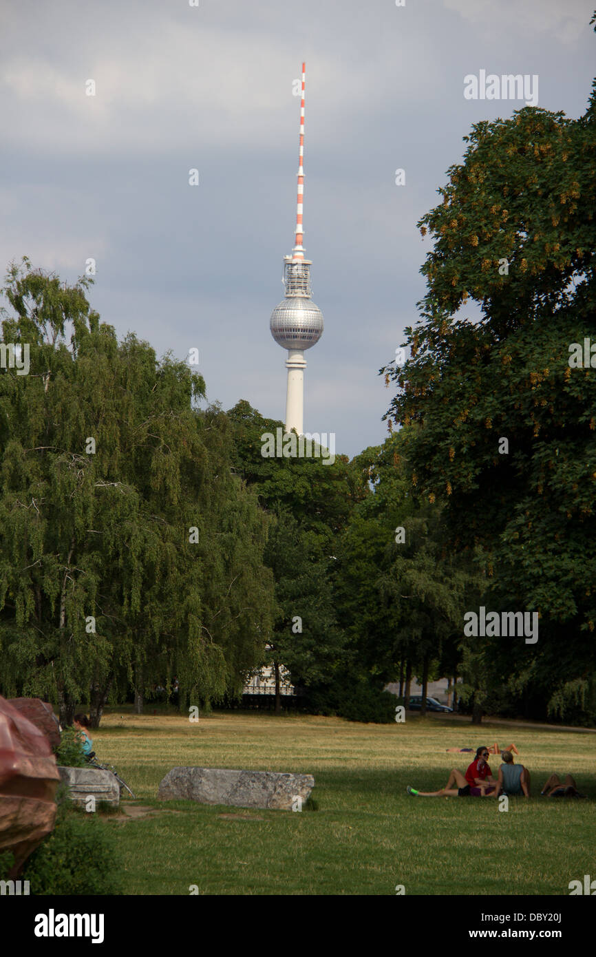 Fernsehturm Berlin, Alexanderplatz, vu de l'Tiergarten, Berlin, Allemagne Banque D'Images