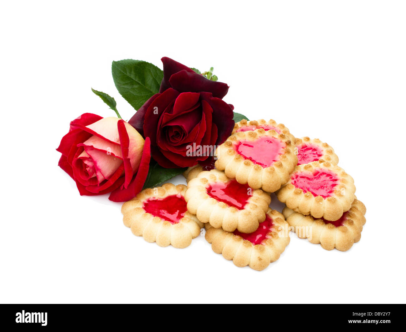 Les cookies en forme de cœur et rose sont sur un fond blanc Banque D'Images