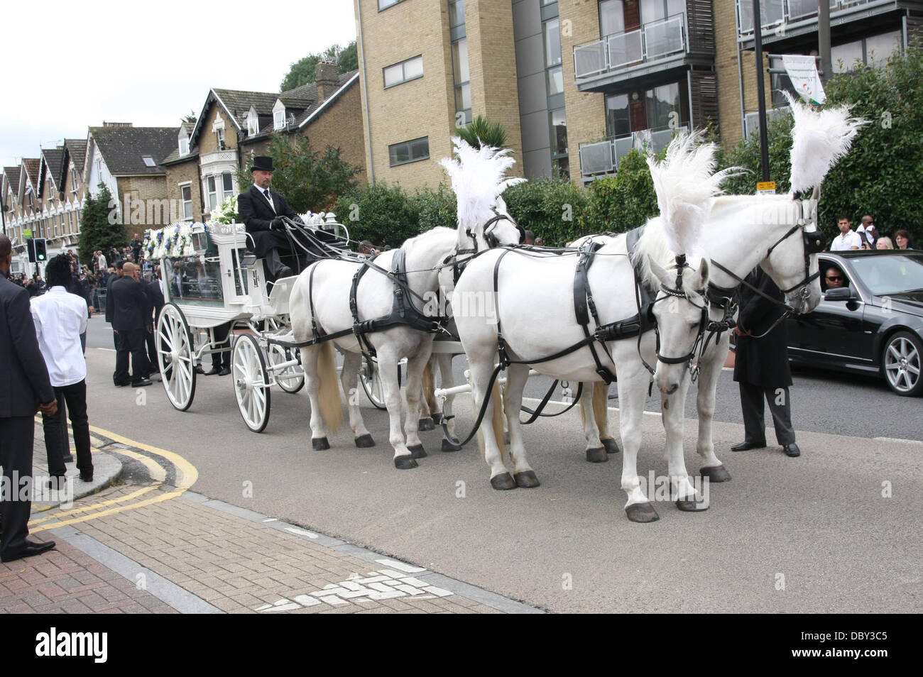 Le cortège funèbre de Mark Duggan de faire son chemin à l'Église du Nouveau Testament de Dieu dans le bois vert. L'homme qui a provoqué la mort des émeutes et des pillages dans la capitale et dans d'autres villes en Angleterre. Londres, Angleterre - 09.09.11 Banque D'Images