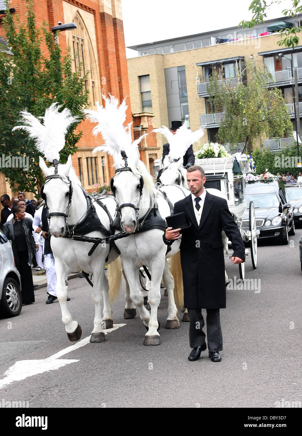 Le cortège funèbre de Mark Duggan de faire son chemin à l'Église du Nouveau Testament de Dieu dans le bois vert. L'homme qui a provoqué la mort des émeutes et des pillages dans la capitale et dans d'autres villes en Angleterre. Londres, Angleterre - 09.09.11 Banque D'Images