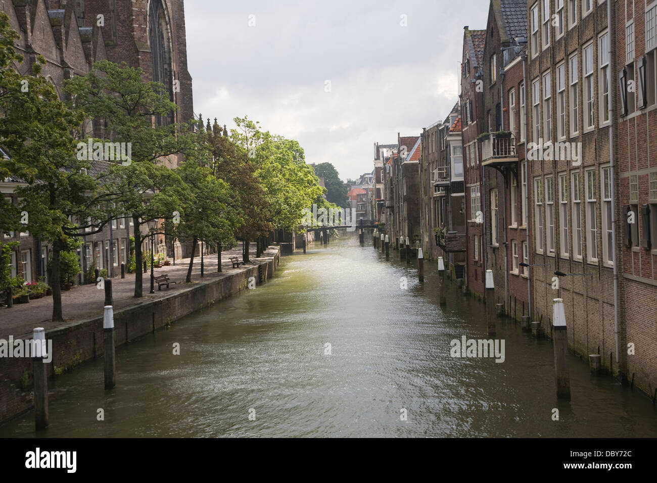 Maisons du canal cathédrale Dordrecht Pays-Bas Banque D'Images