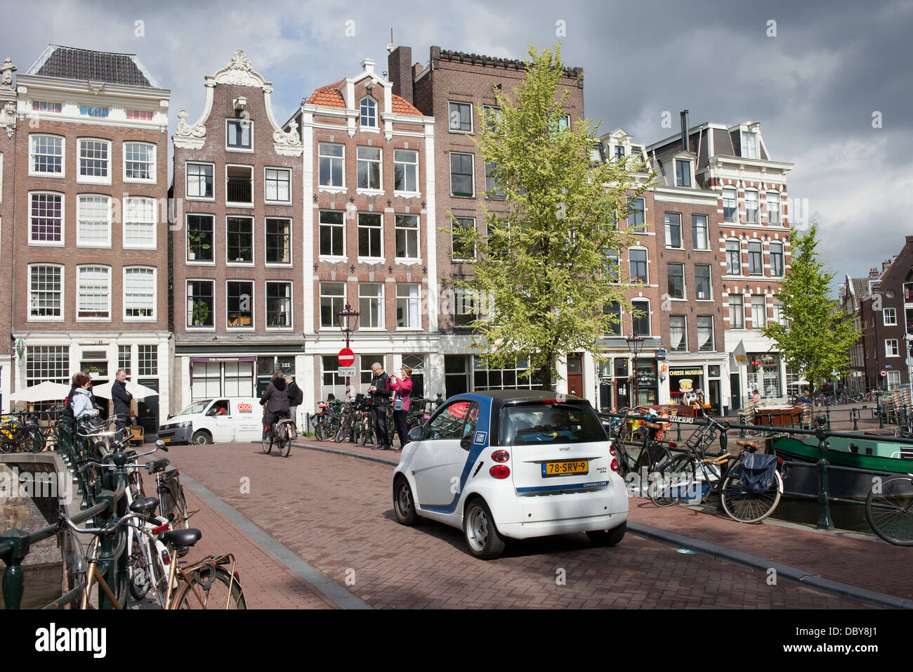 Smart car sur un pont de la ville d'Amsterdam, Pays-Bas. Banque D'Images