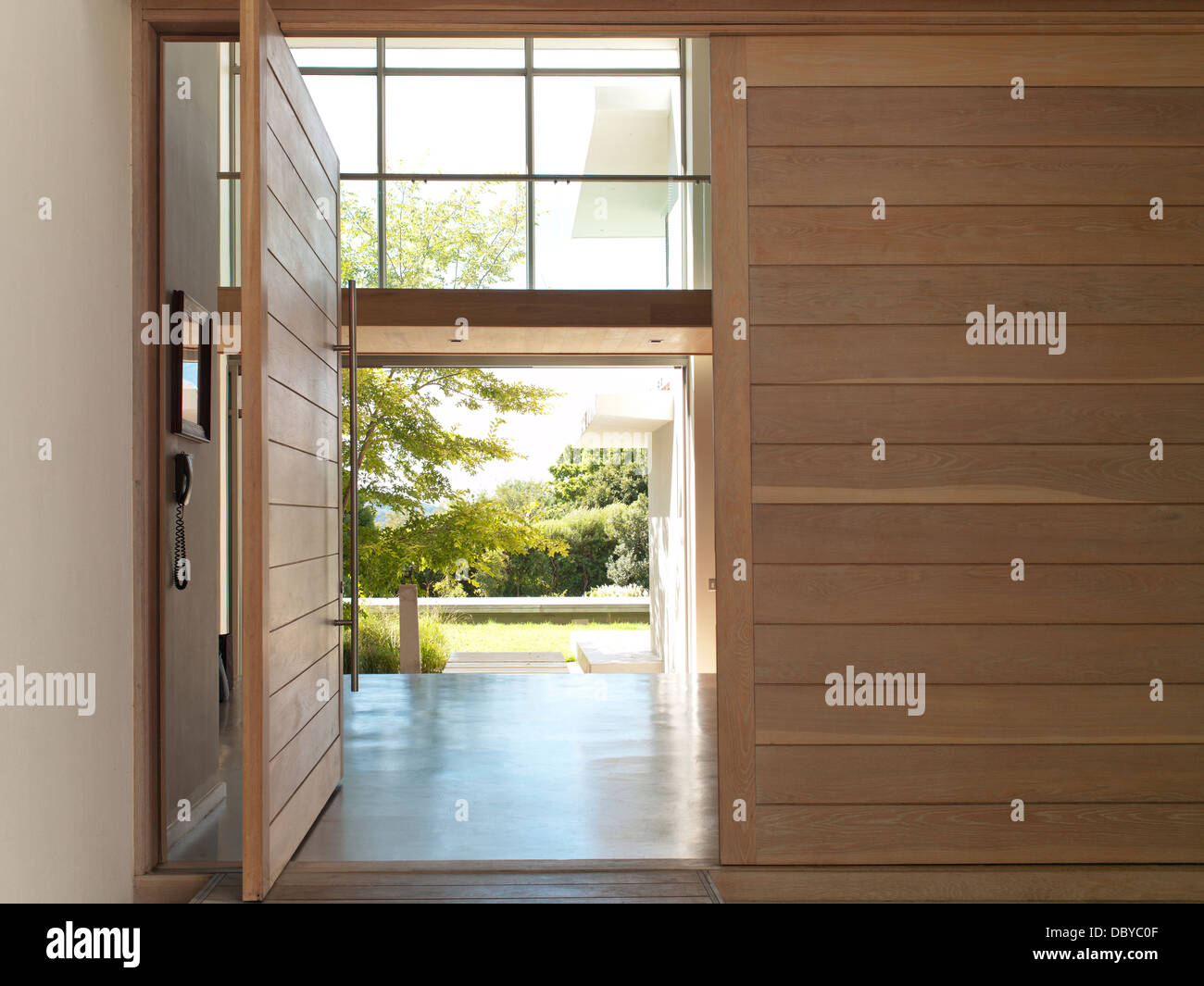 Open door in modern house Banque D'Images