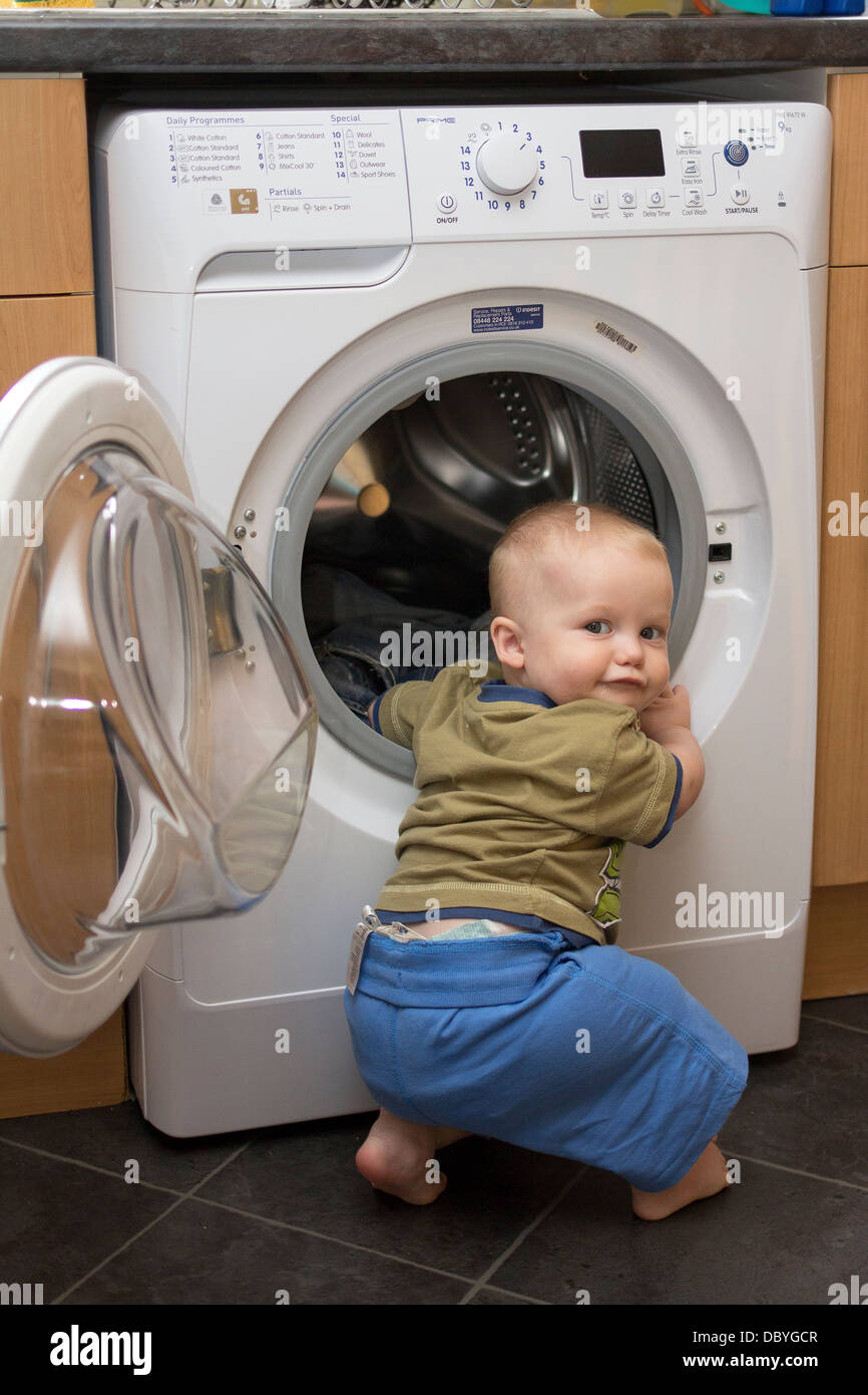 Chargement de bébé machine à laver Banque de photographies et d