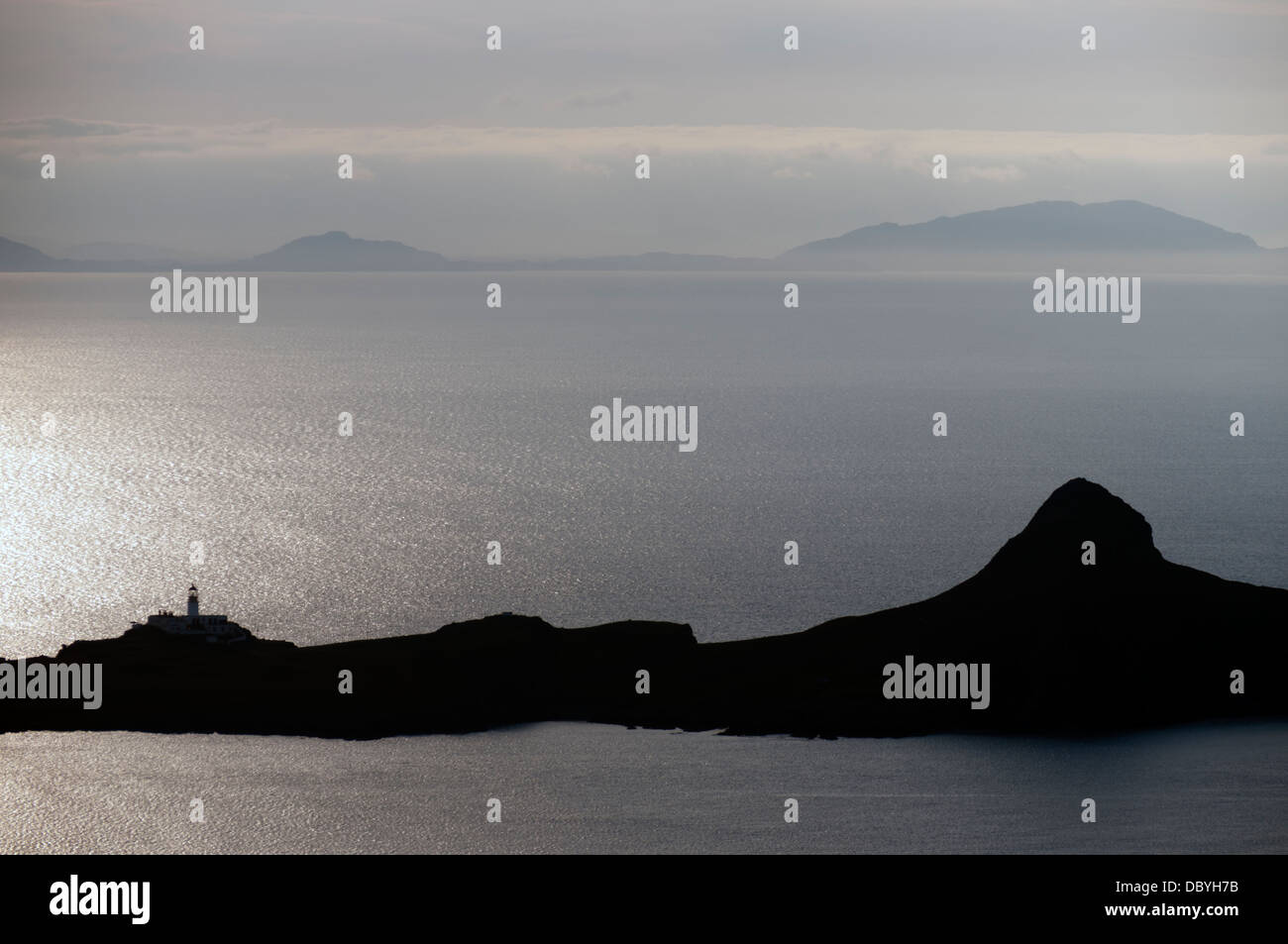 Les îles de l'Ouest sur les eaux de l'Minch avec Neiss Point, Duirinish, sur l'île de Skye au premier plan. L'Écosse, au Royaume-Uni. Banque D'Images