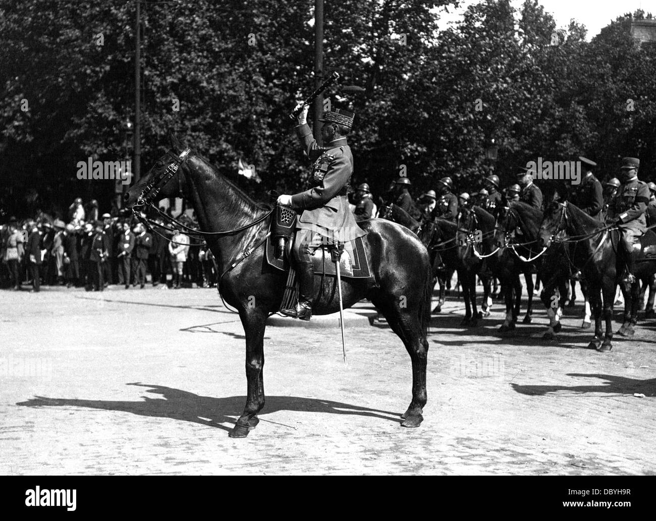 Le maréchal Ferdinand Foch, à cheval, saluant les soldats avec son bâton, au cours de la revue de la Victoire à Paris, 14 juillet, 1919. R Banque D'Images