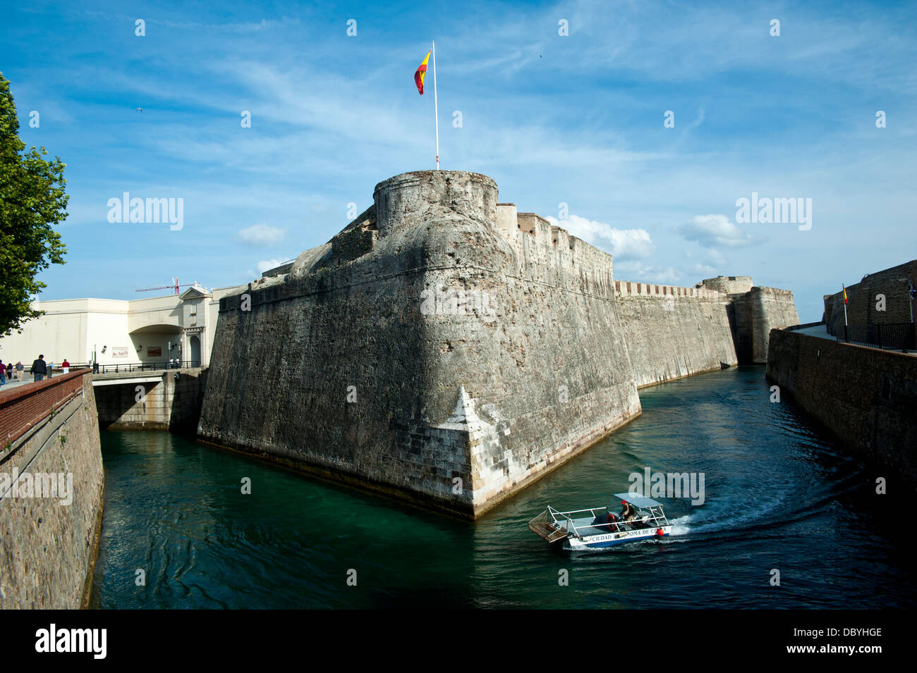 Les murs de la ville et des douves défensives dans l'isthme de l'enclave espagnole de Ceuta . L'Espagne. Banque D'Images