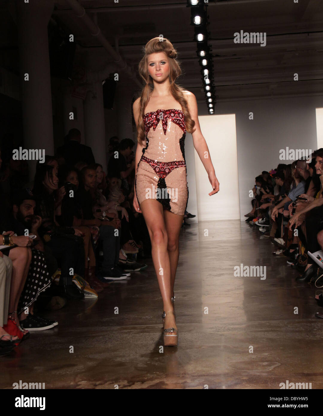 Modèle à la Mercedes-Benz Fashion Week de New York Printemps 2012 - Jeremy Scott. La ville de New York, USA - 14.09.11 Banque D'Images