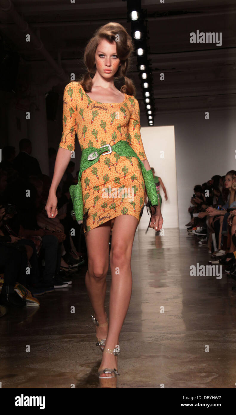 Modèle à la Mercedes-Benz Fashion Week de New York Printemps 2012 - Jeremy Scott. La ville de New York, USA - 14.09.11 Banque D'Images