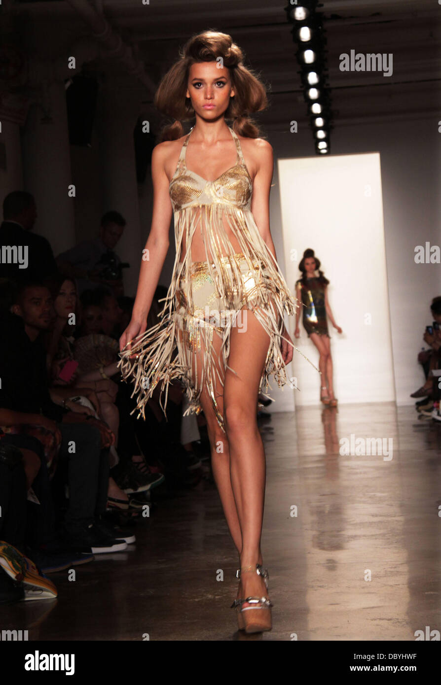 Modèle à la Mercedes-Benz Fashion Week de New York Printemps 2012 - Jeremy Scott. La ville de New York, USA - 14.09.11 Banque D'Images