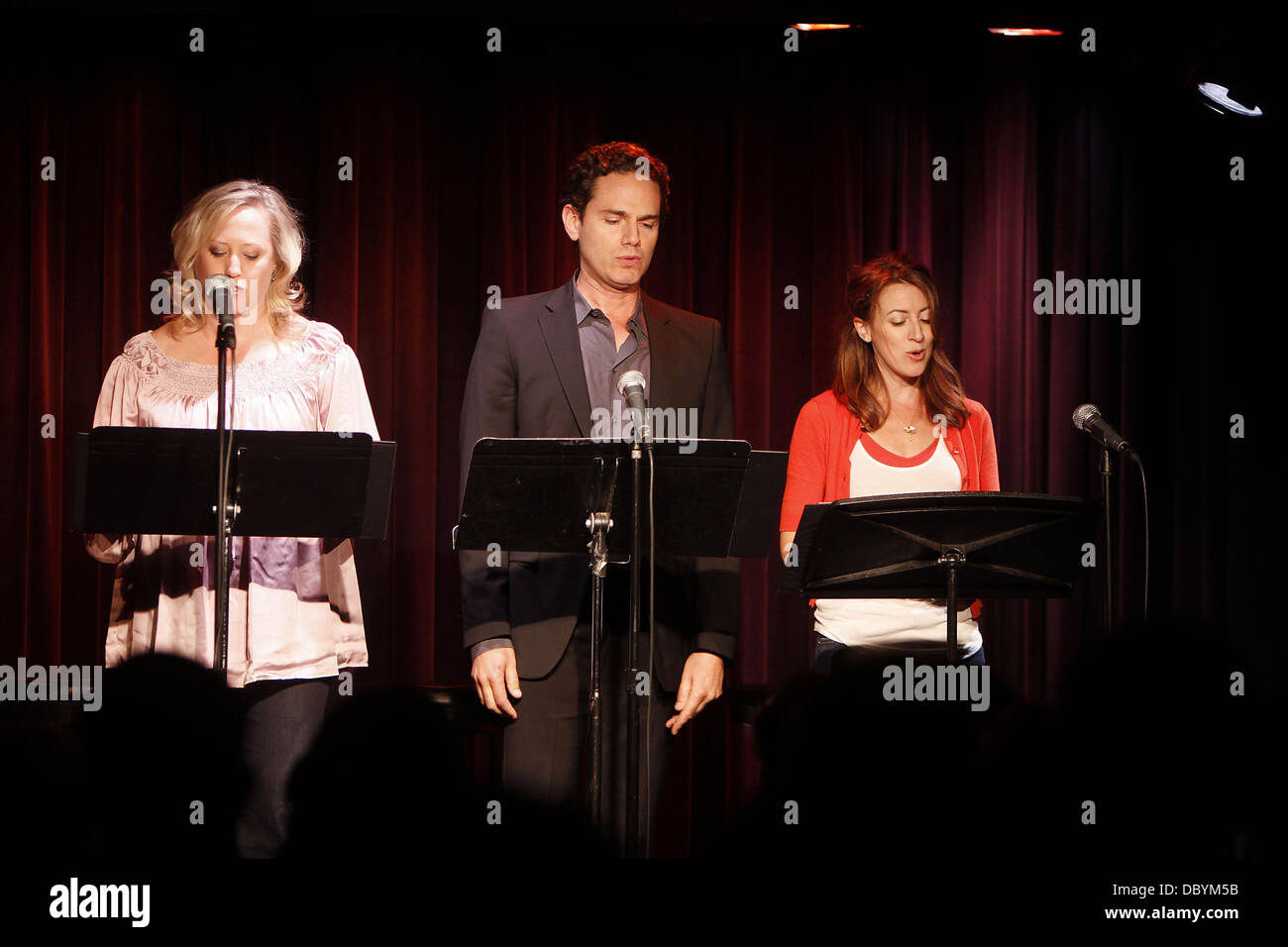 Sally Wilfert, Paul Anthony Stewart, Kate Wetherhead Productions présente sur scène en chantant "à côte par Sondheim', un concert de chansons écrites par Stephen Sondheim avant 1979, tenue à la Laurie Beechman Theatre. La ville de New York, USA - 15.09.11 Banque D'Images