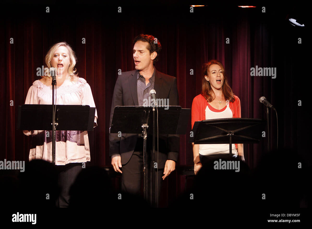 Sally Wilfert, Paul Anthony Stewart, Kate Wetherhead Productions présente sur scène en chantant "à côte par Sondheim', un concert de chansons écrites par Stephen Sondheim avant 1979, tenue à la Laurie Beechman Theatre. La ville de New York, USA - 15.09.11 Banque D'Images