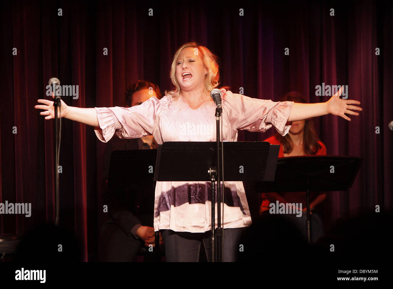 Sally Wilfert chanter sur scène Productions présente 'Scôte à côte par Sondheim', un concert de chansons écrites par Stephen Sondheim avant 1979, tenue à la Laurie Beechman Theatre. La ville de New York, USA - 15.09.11 Banque D'Images