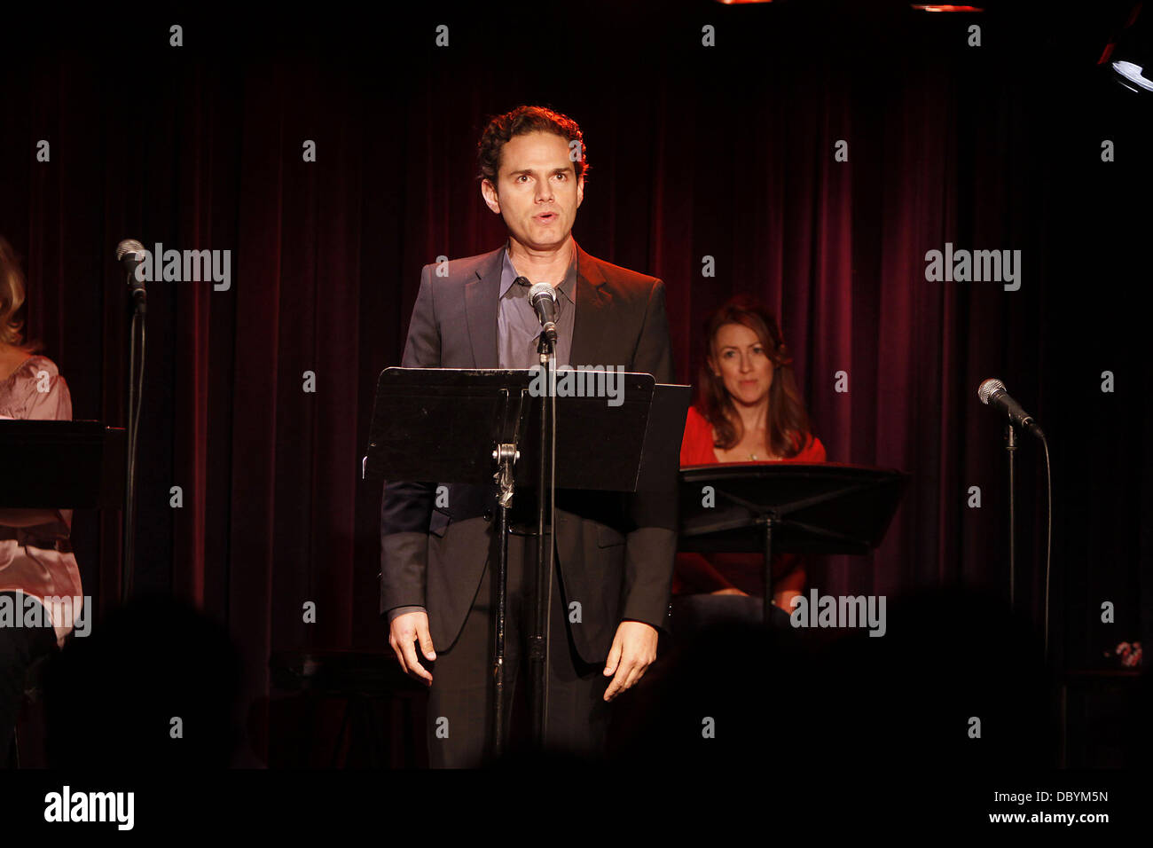 Paul Anthony Stewart chanter sur scène Productions présente 'Scôte à côte par Sondheim', un concert de chansons écrites par Stephen Sondheim avant 1979, tenue à la Laurie Beechman Theatre. La ville de New York, USA - 15.09.11 Banque D'Images