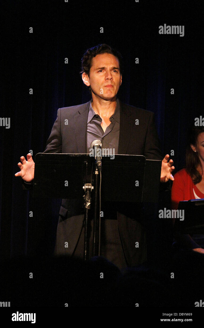 Paul Anthony Stewart chanter sur scène Productions présente 'Scôte à côte par Sondheim', un concert de chansons écrites par Stephen Sondheim avant 1979, tenue à la Laurie Beechman Theatre. La ville de New York, USA - 15.09.11 Banque D'Images