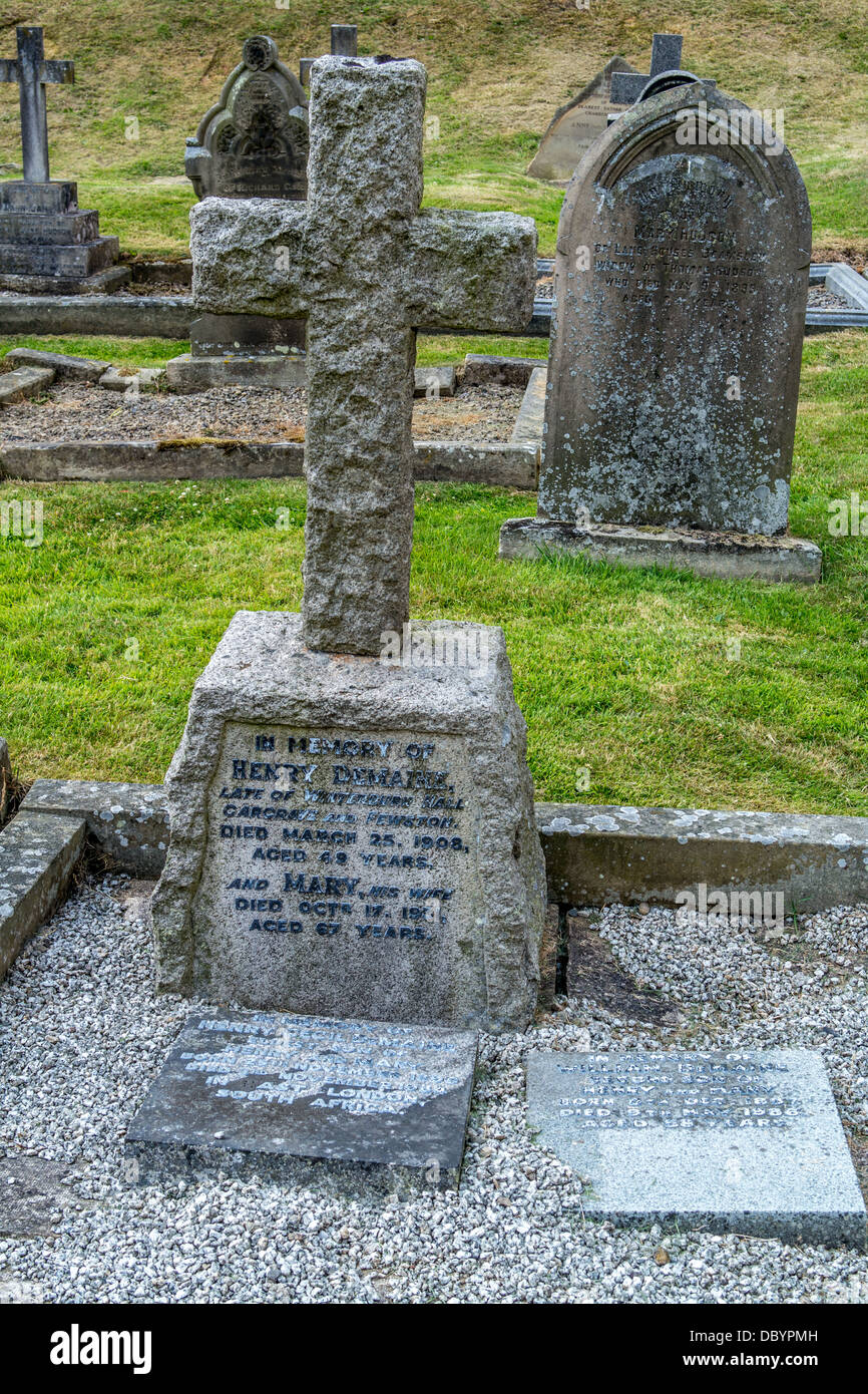 Croix en pierre cimetière, croix en pierre,cimetière avec inscription