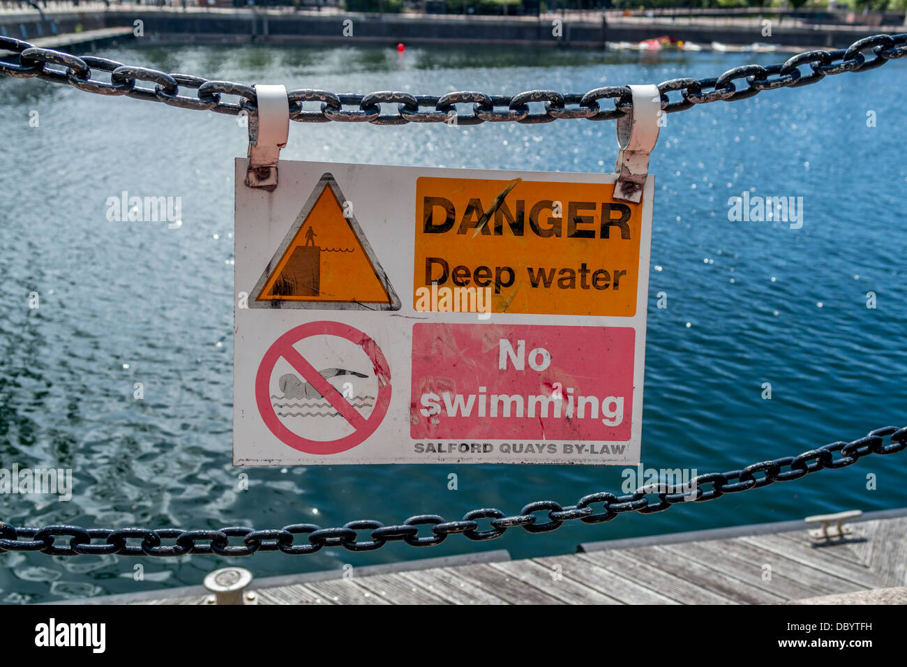 Le signe de danger montrant pas de piscine en eau profonde Banque D'Images