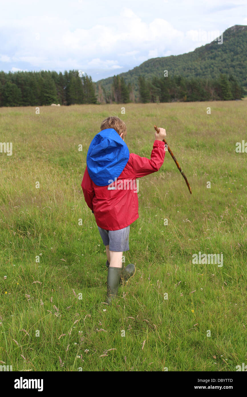Boy walking dans les Highlands écossais Banque D'Images