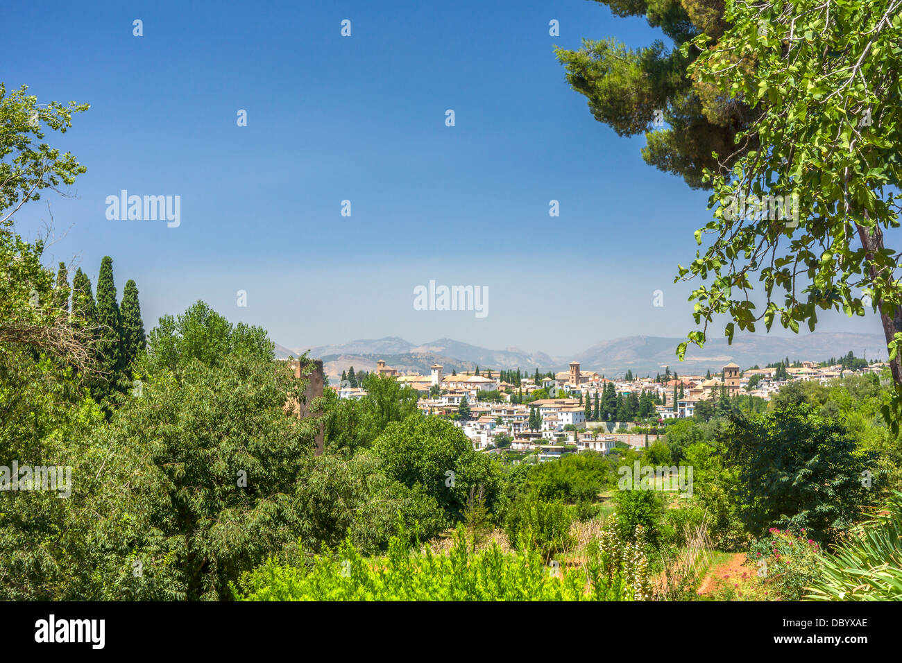 Le Palais de l'Alhambra de Grenade à la Sierra Nevada dans la distance. Banque D'Images