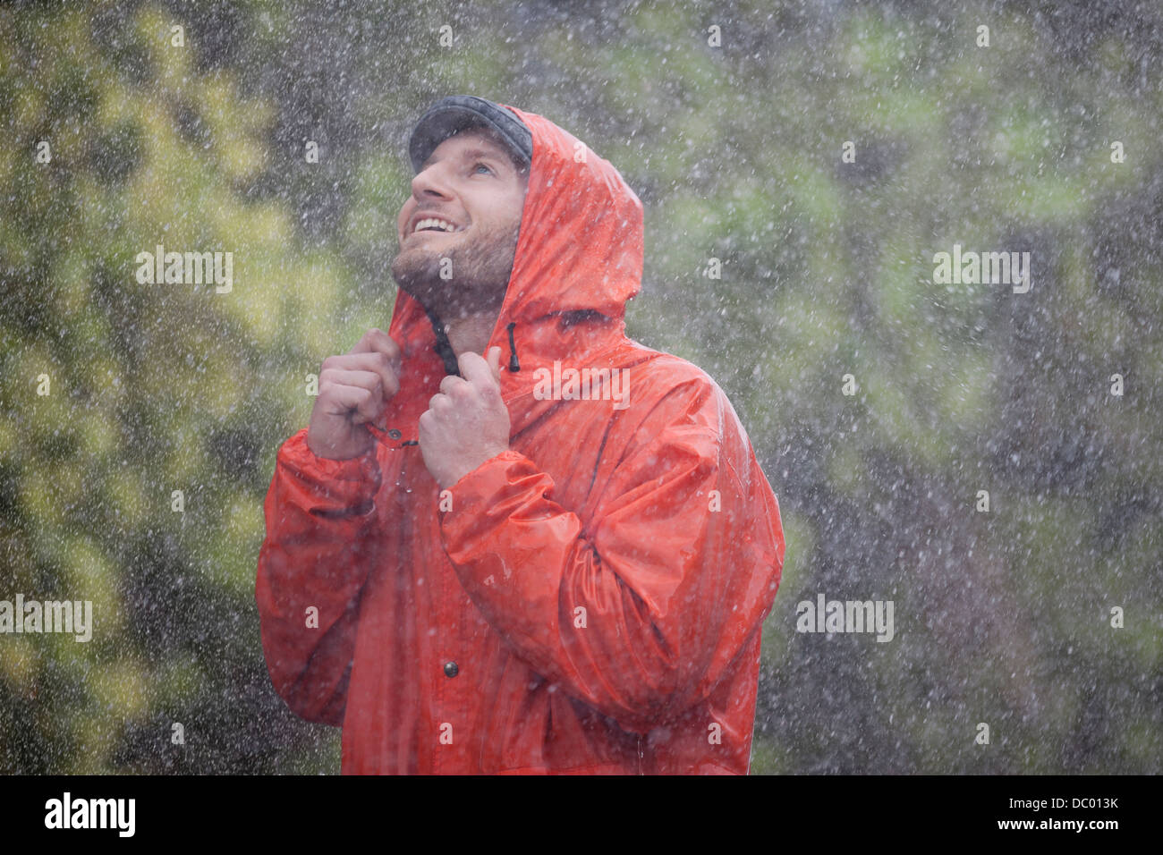 Smiling man with imperméable à la pluie jusqu'à Banque D'Images