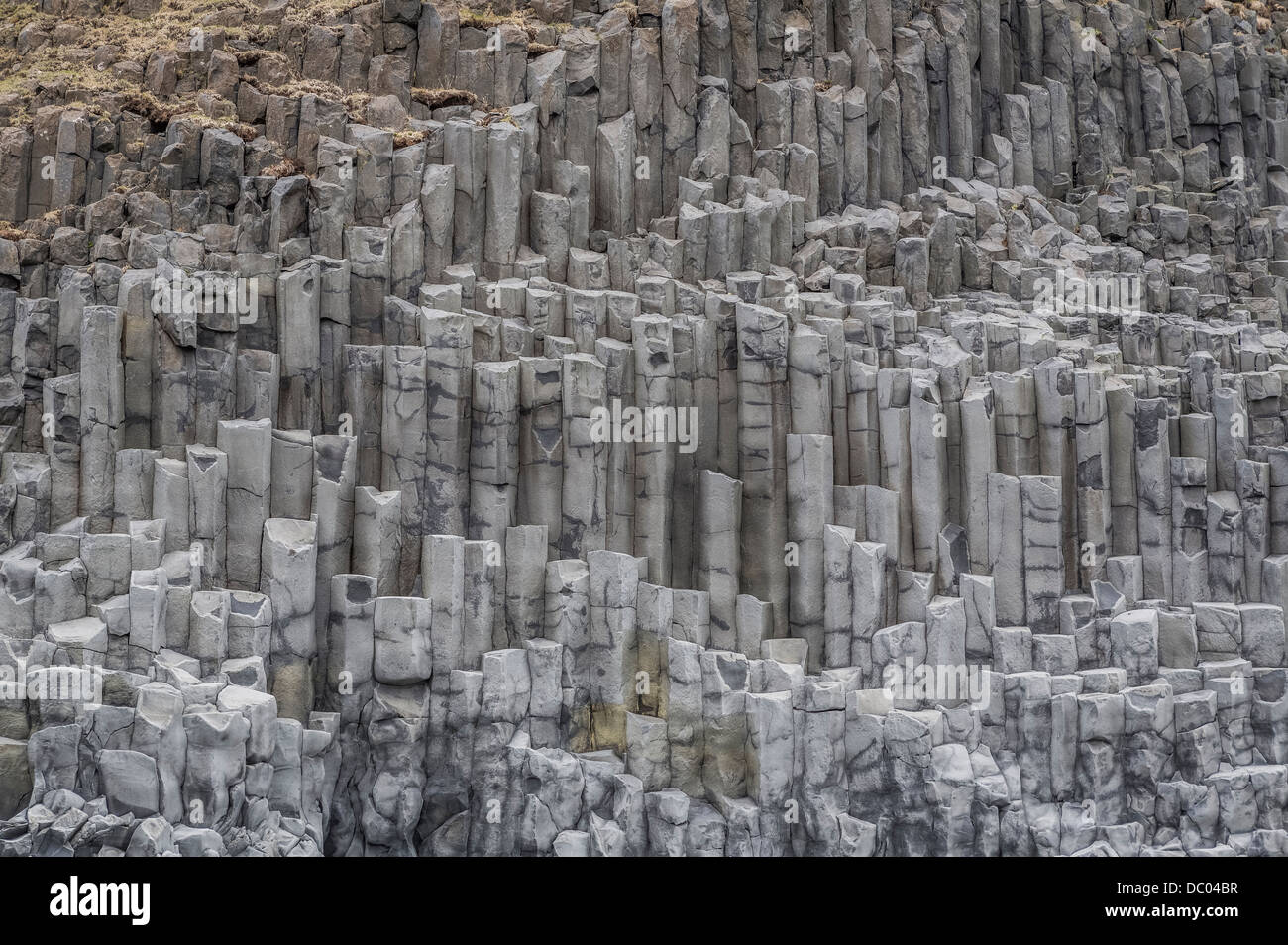Les colonnes de basalte, la plage de Reynisfjara qui jouit de l'Islande Banque D'Images