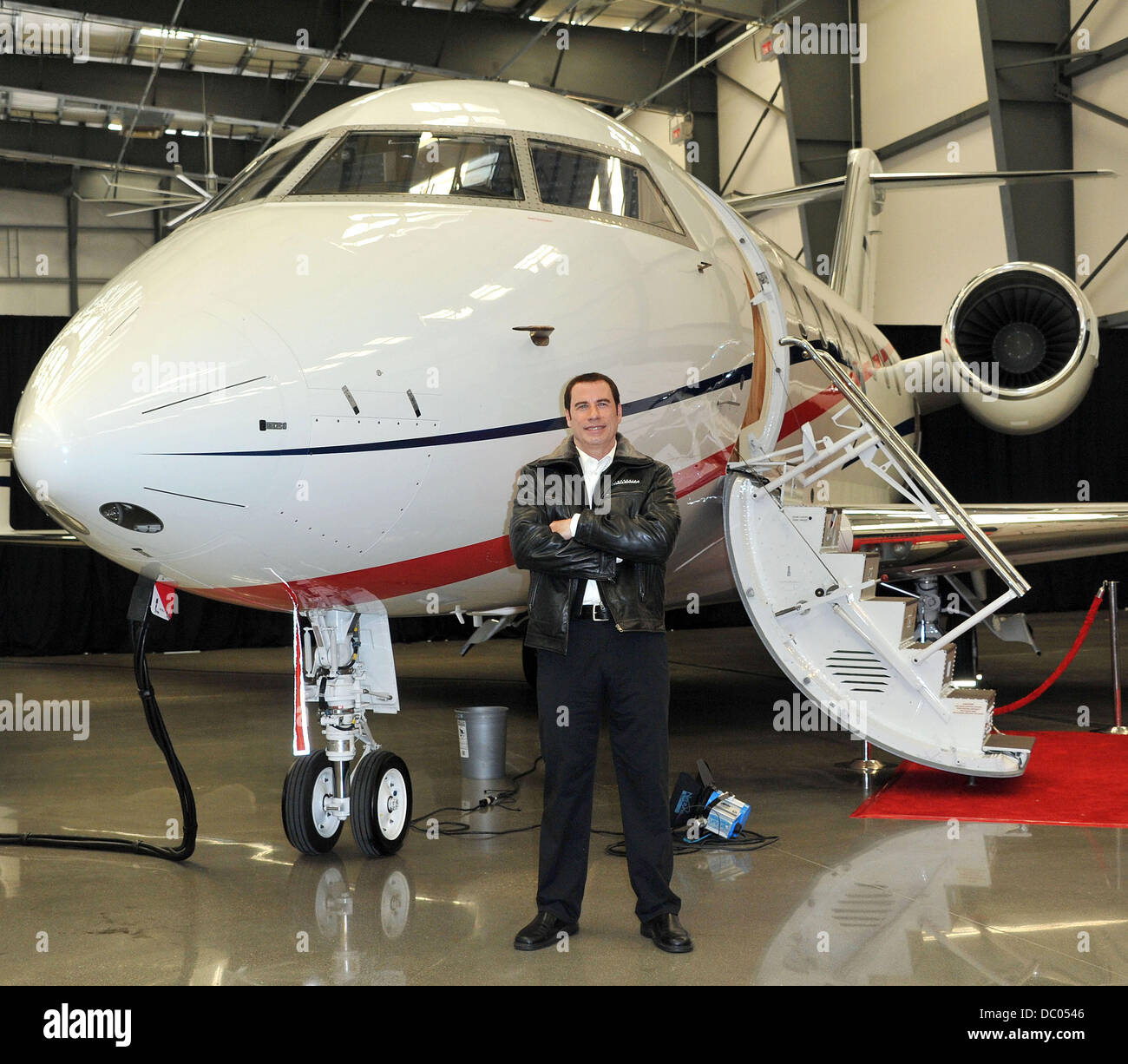 John Travolta Hollywood Bombardier Jet Privé Showcase avec John Travolta Burbank, Californie - 20.09.11 Banque D'Images