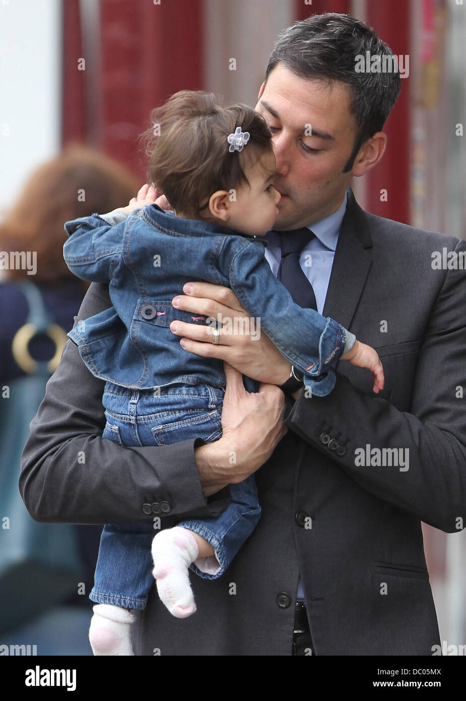 Alex Bourne porte sa fille Amélie dans Primrose Hill London, England -  21.09.11 Photo Stock - Alamy