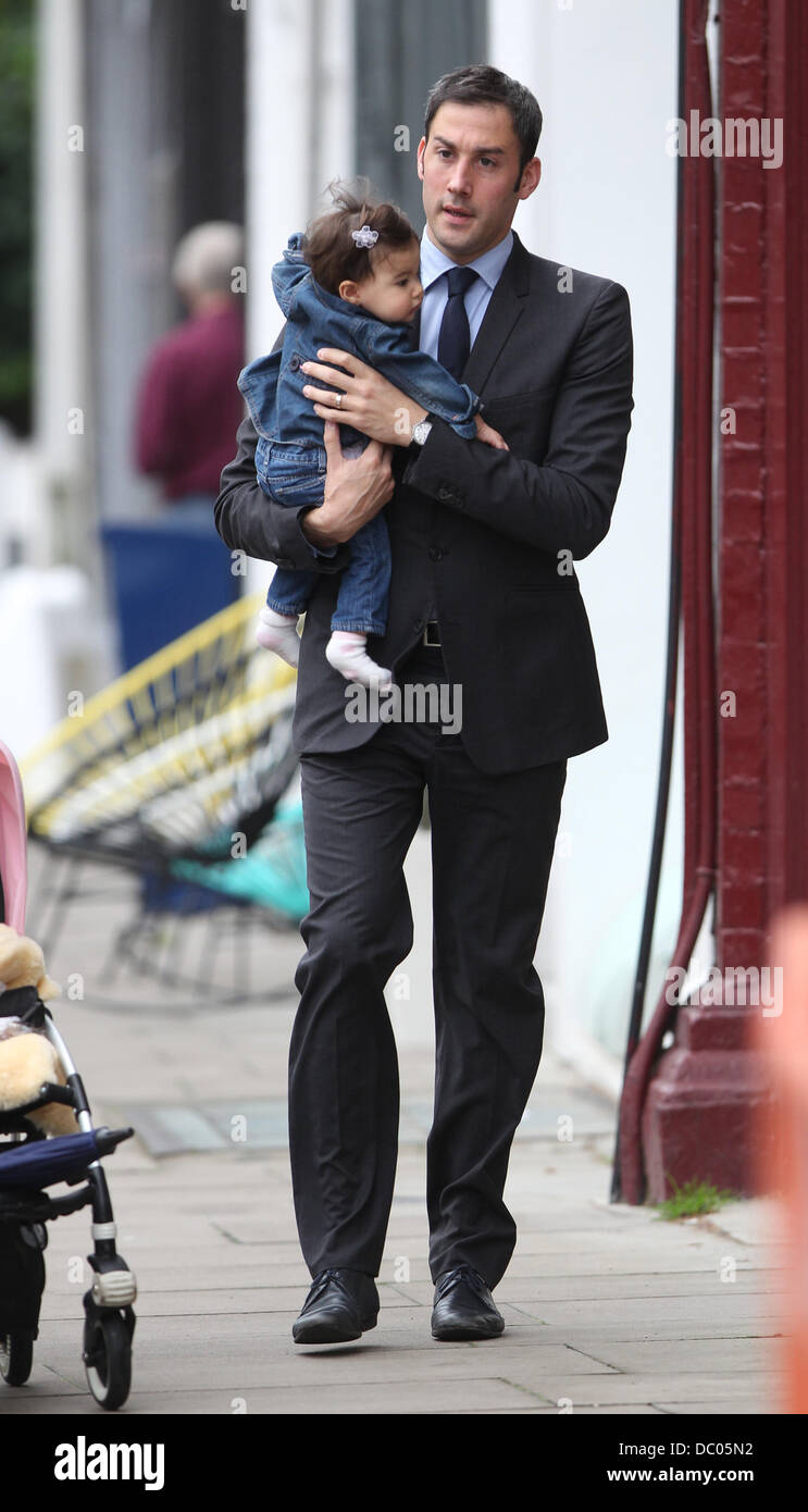 Alex Bourne porte sa fille Amélie dans Primrose Hill London, England -  21.09.11 Photo Stock - Alamy