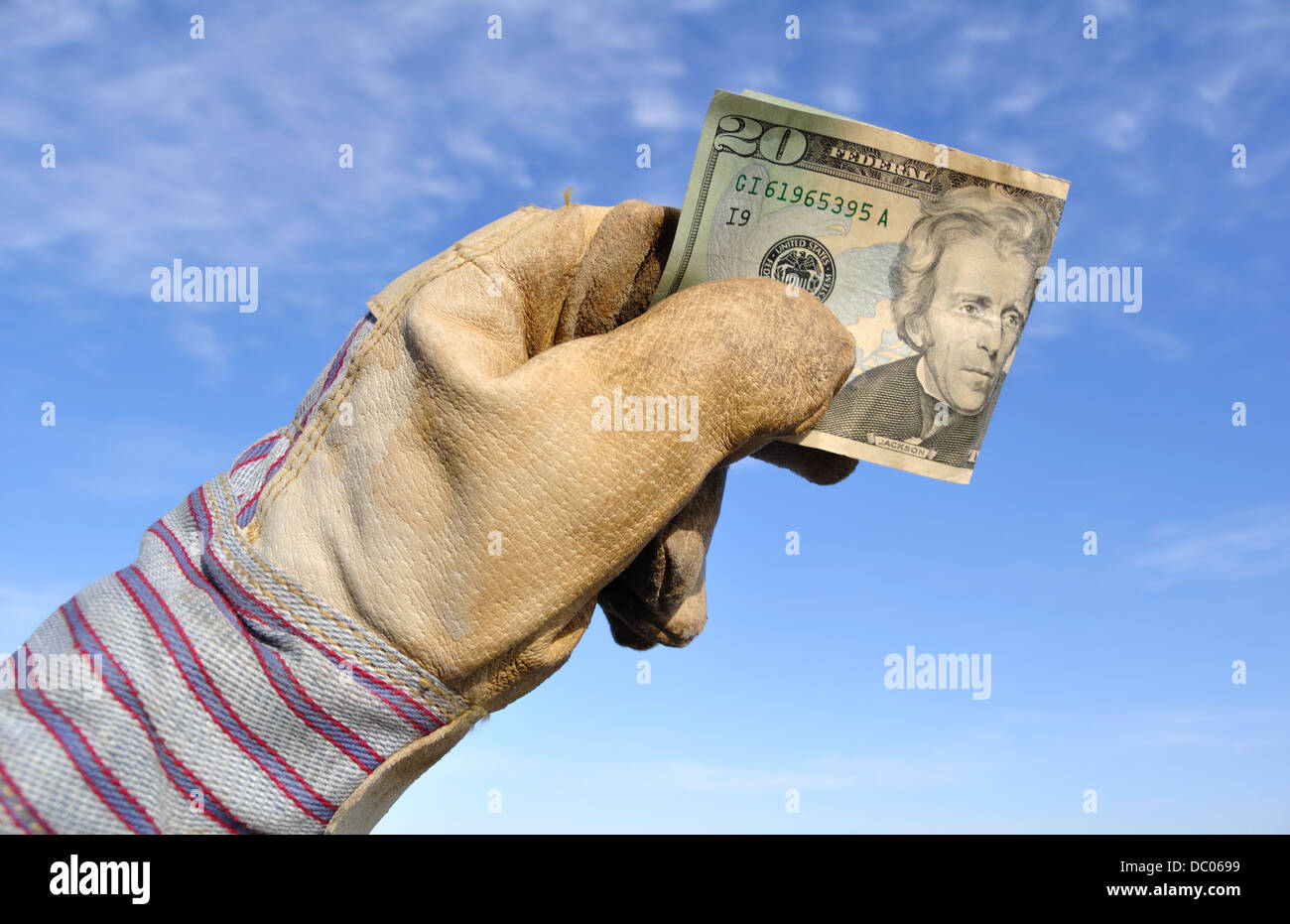 Main dans la main du travailleur en tenant la détention d'espèces / 20 dollar bill - noir / caisse / concept de paiement Banque D'Images