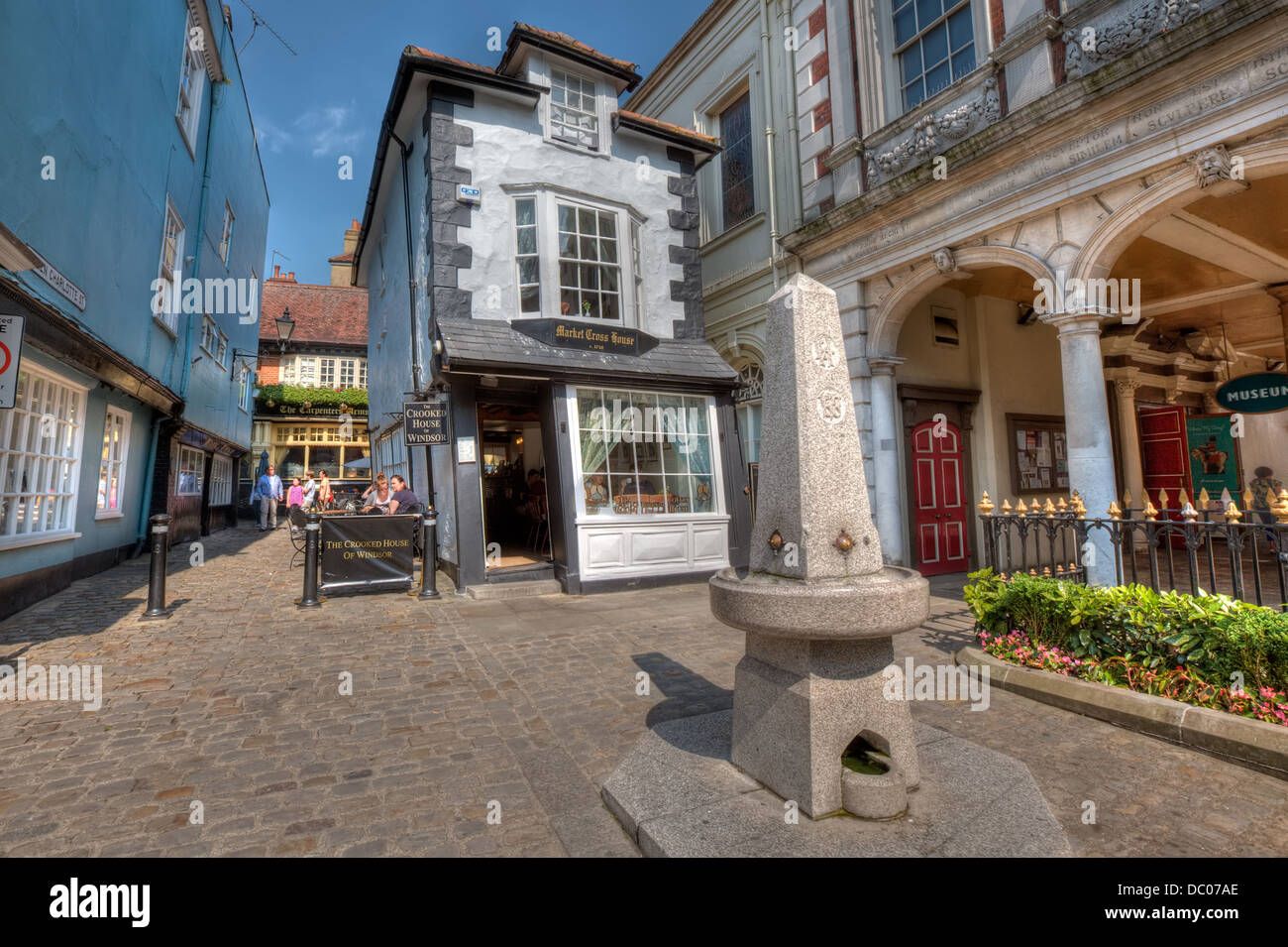 La fameuse "Crooked House of Windsor", autrement connu comme le marché Cross House. Banque D'Images