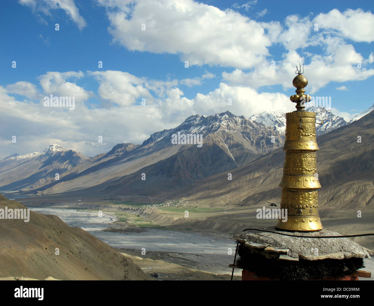 Fond de l'himalaya, le bouddhisme tibétain monastère, un parapluie d'or surplombe la vallée de Spiti. Banque D'Images