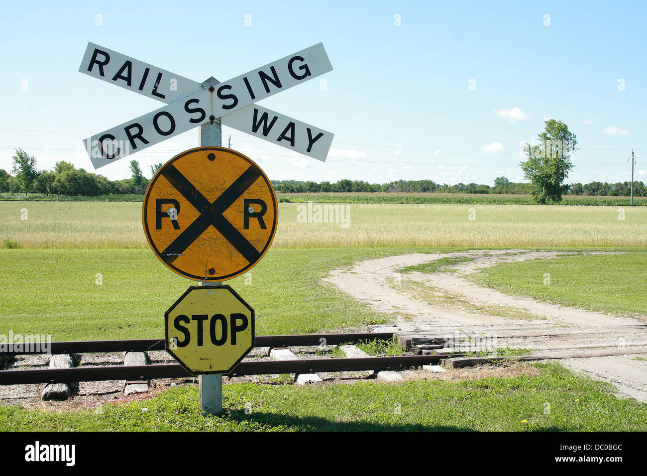 Un panneau de passage à niveau à côté d'une route rurale à Morden, Manitoba, Canada Banque D'Images