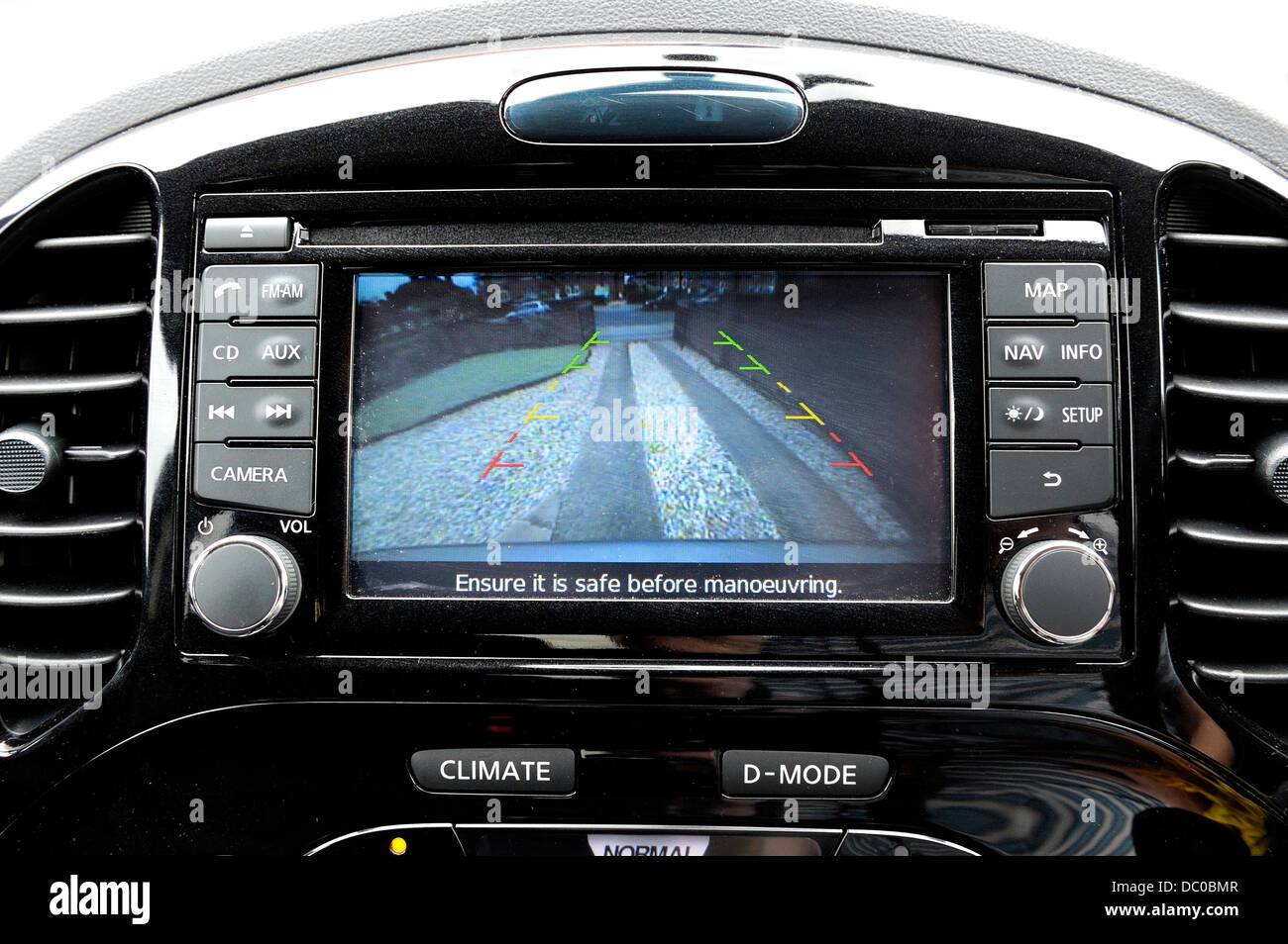 Tableau de bord de l'intérieur d'un Nissan Juke montrant vue de caméra de recul Banque D'Images