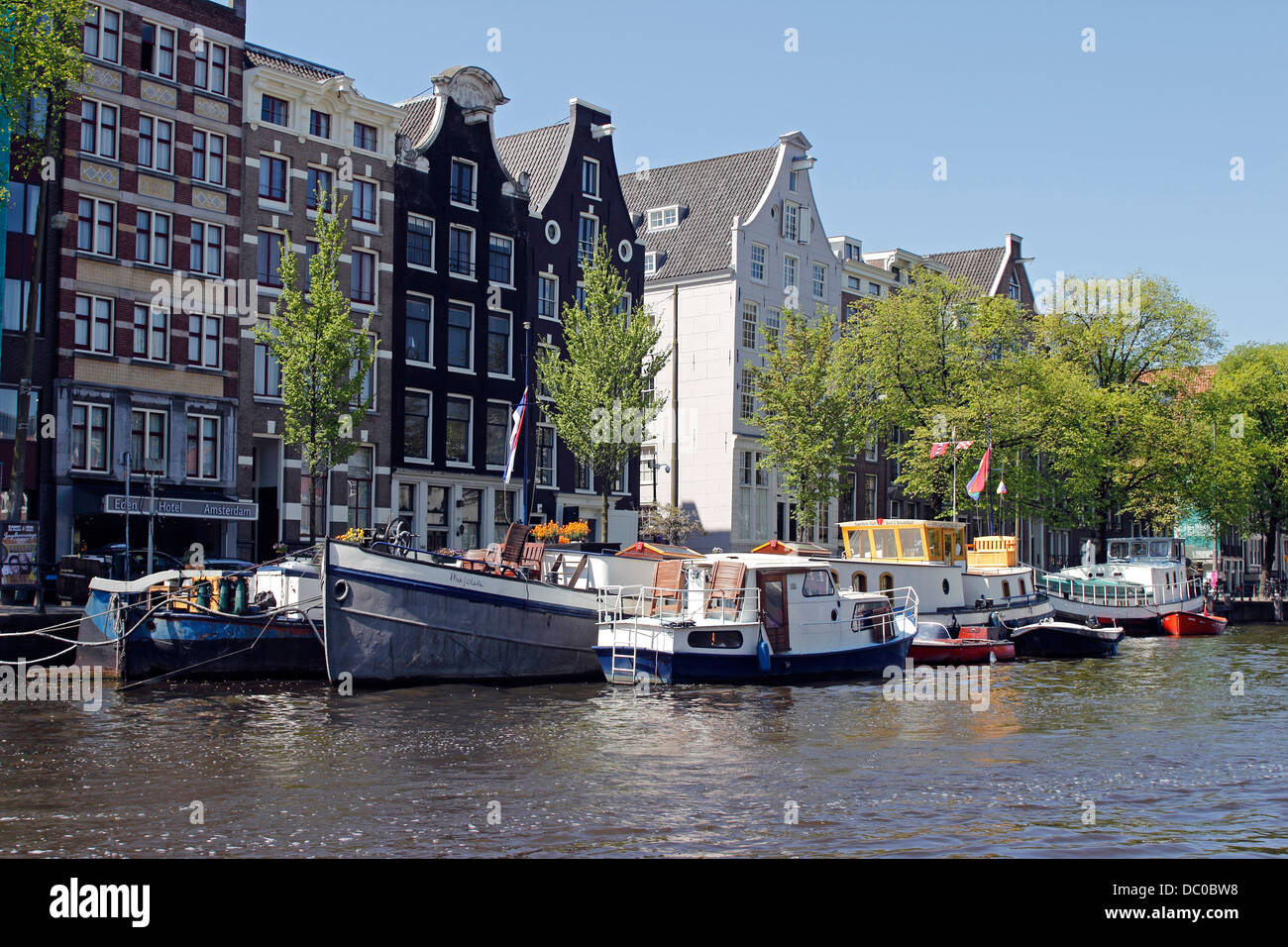Amsterdam Pays-Bas Hollande Europe façade extérieure canal typique maisons et bateaux le long du Canal Amstel Banque D'Images