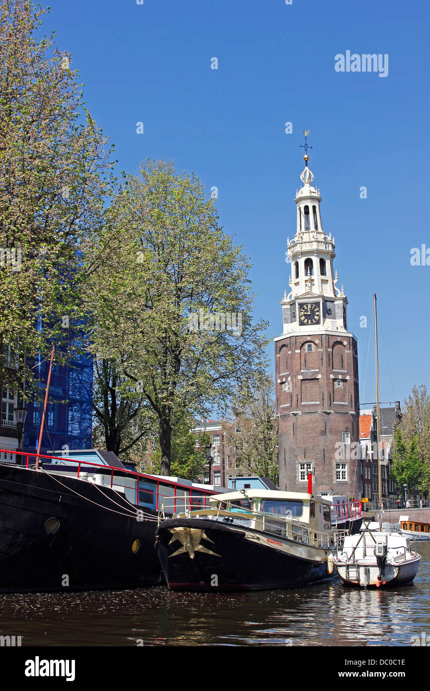 Amsterdam Pays-Bas Hollande Europe façade extérieure canal typique des maisons et des bateaux d'excursion le long de canal Banque D'Images