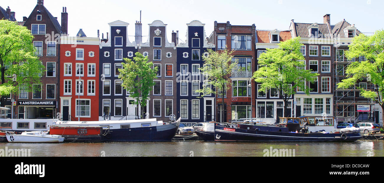 Amsterdam Pays-Bas Hollande Europe façade extérieure canal typique maisons et bateaux le long du Canal Amstel Banque D'Images