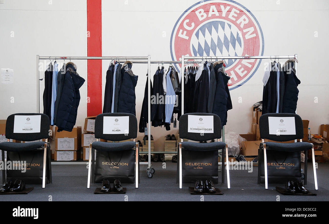 Munich, Allemagne. 6e août 2013. Vue générale du Bayern Munich s'habille le kit officiel de Sir Oliver à l'transfert Bayern Muenchen formation le 6 août 2013 à Munich, Allemagne. Photo : Thomas/Niedermueller dpa (c) afp - Bildfunk : dpa Crédit photo alliance/Alamy Live News Banque D'Images