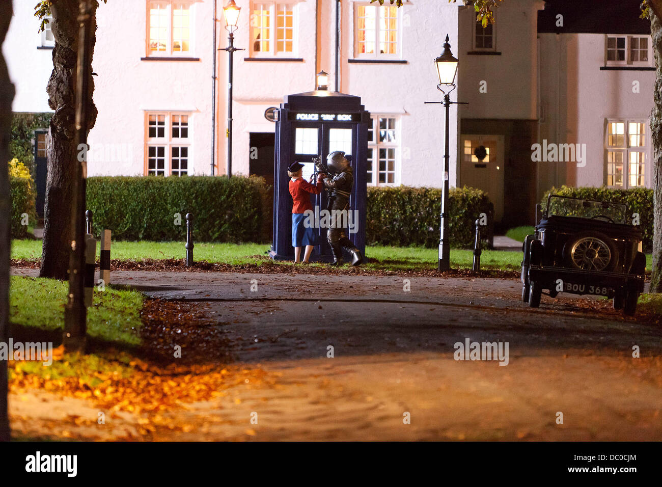 Matt Smith en tant que médecin qui avec Claire Skinner dans le spécial de Noël dans lequel le médecin se trouve lui-même dans l'Angleterre ravagée par la guerre de se lancer dans une aventure magique et mystérieux avec une jeune veuve et ses deux enfants. Cardiff, Wales - 26.09.11 Banque D'Images