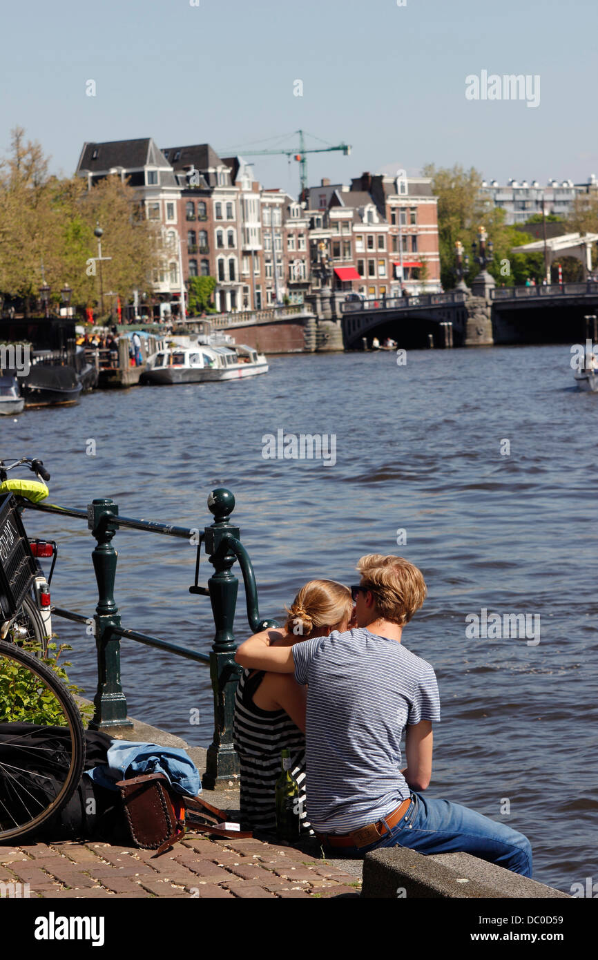 Amsterdam Pays-Bas Hollande Europeyoung couple sur canal le canal Amstel Banque D'Images