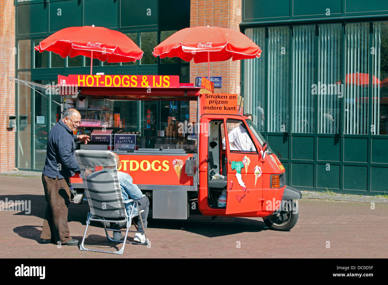 Amsterdam Pays-Bas Hollande Europe hotdog et icecream vendeur le long du Canal Amstel Banque D'Images